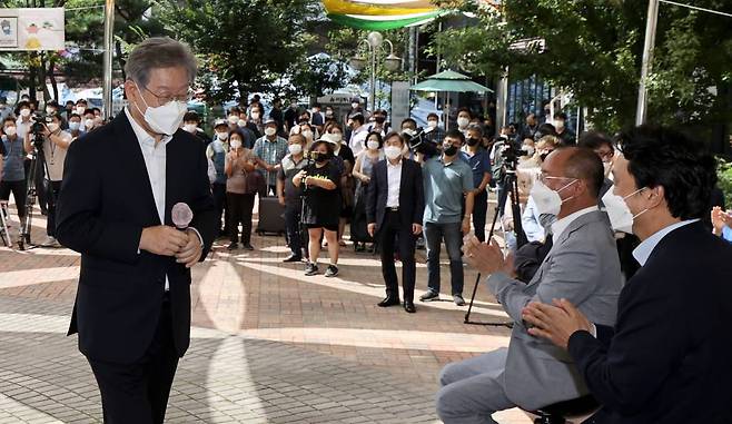 이재명 경기지사가 13일 오후 경기도 오산 오색시장에서 추석맞이 전통시장 현장을 방문해 인사말을 하고 있다. / 사진제공=뉴시스