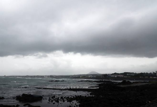 오는 14일은 제주도와 남부지방에 비가 내릴 전망이다. 사진은 13일 제주시에서 바라본 하늘 모습. /사진=뉴스1