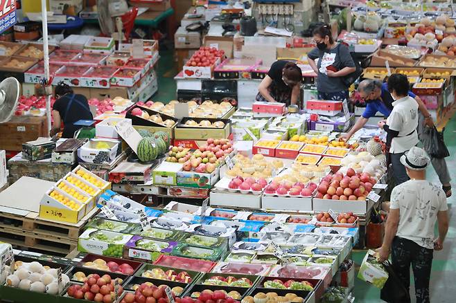 추석을 앞둔 12일 오후 부산 해운대구 반여농산물도매시장에서 시민들이 과일을 살펴보고 있다. [연합]