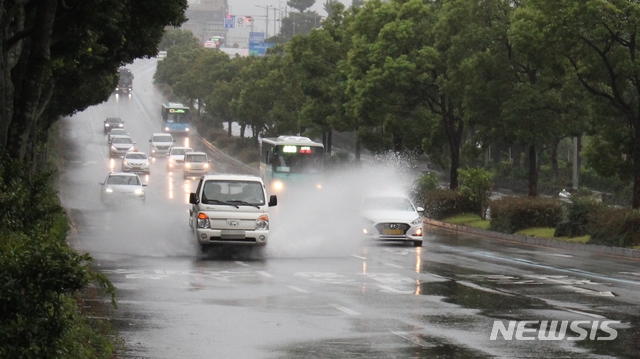 [제주=뉴시스] 제주공항 앞 도로에서 빗물이 넘치는 도로 위를 차량들이 달리고 있다. (사진=뉴시스DB)