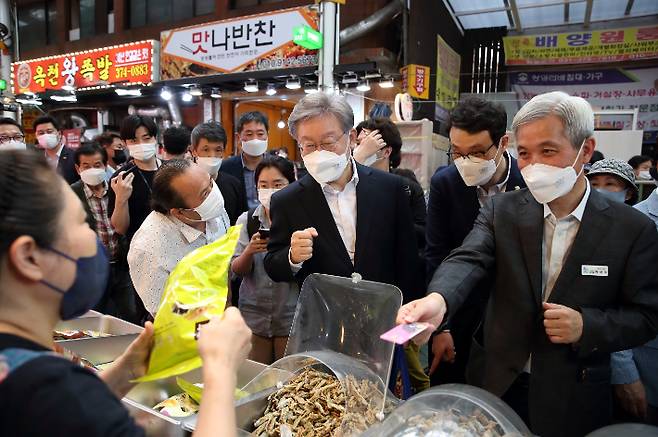 13일, 여권 유력 대선주자인 이재명 경기도지사가 추석을 맞아 오산 오색시장을 찾았다. 경기도청 제공