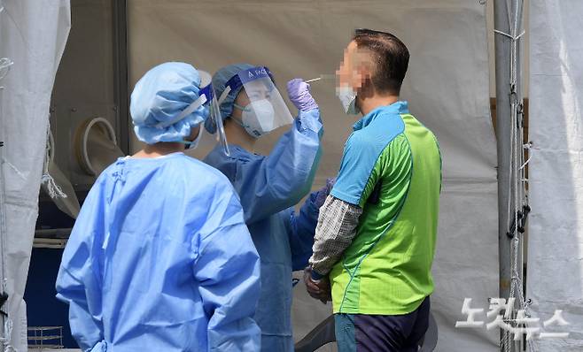 코로나19 임시선별진료소에서 시민들이 검사를 받고 있다. 이한형 기자