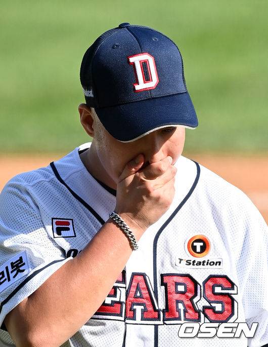 [OSEN=잠실, 지형준 기자]더그아웃으로 향하며 아쉬운 표정짓는 유희관. 2021.09.12 /jpnews@osen.co.kr