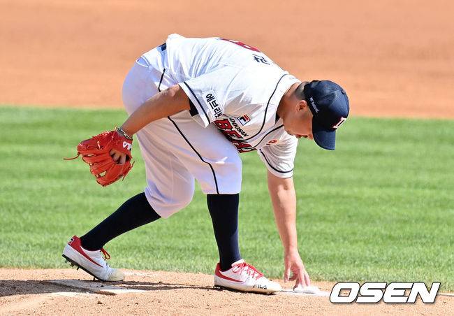 [OSEN=잠실, 지형준 기자] 3회초 두산 유희관이 위기 관리 능력으로 실점을 최소화하며 수비를 마치고 있다. 2021.09.12 /jpnews@osen.co.kr
