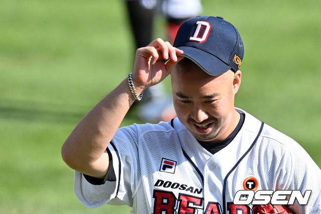 [OSEN=잠실, 지형준 기자]4회 수비를 마친 두산 유희관이 미소를 짓고 있다. 2021.09.12 /jpnews@osen.co.kr
