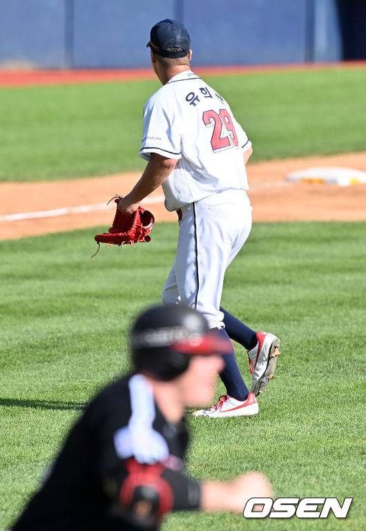 [OSEN=잠실, 지형준 기자]5회초 2사 1,2루에서 두산 유희관이 LG 보어에 1타점 적시 2루타를 허용하고 있다. 2021.09.12 /jpnews@osen.co.kr