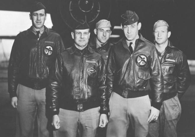 1942년 ‘두리틀 특공대’의 기념사진. 앞줄 오른쪽이 리처드 콜(당시 중위)이고 왼쪽이 특공대를 이끈 지미 두리틀(당시 중령)이다. 미 공군 홈페이지