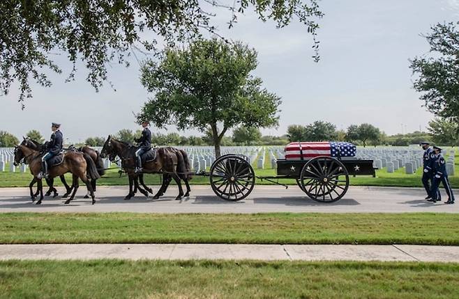 미국 텍사스주 포트 샘 휴스턴 국립묘지에서 ‘두리틀 특공대’의 마지막 생존자였던 리처드 콜 대령의 유해가 군 의장대의 마차에 실려 운구되고 있다. 미 공군 홈페이지