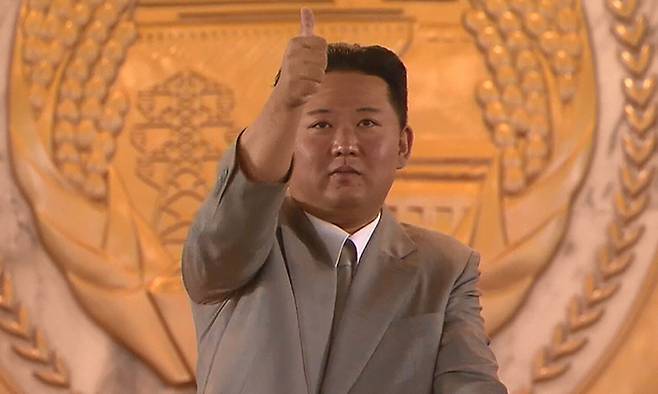 북한이 정권수립 기념일('9·9절') 73주년인 지난 9일 평양 김일성광장에서 노농적위대·사회안전군의 열병식을 진행했다고 조선중앙TV가 보도했다. 김정은 국무위원장이 열병식 행사를 지켜보며 오른손 엄지손가락을 치켜들고 있다. 연합뉴스