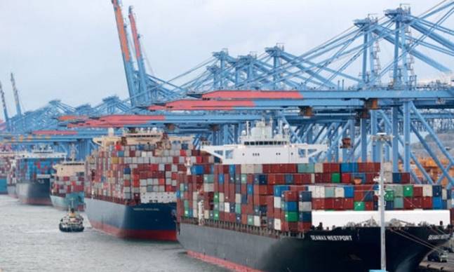 지난 1일 오전 부산신항에 접안해 있는 선박에 화물이 가득 실려 있다. 연합뉴스