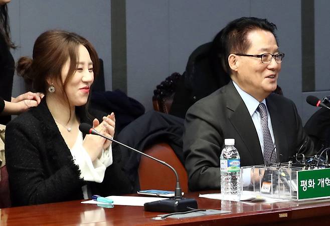 2018년 1월12일 국회에서 열린 국민의당지키기운동본부 전체회의에 참석한 박지원 당시 국민의당 의원(오른쪽)과 조성은 비상대책위원이 나란히 앉아 있는 모습. 뉴시스