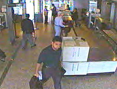 2001년 9월 11일 테러 당일 아메리칸항공 77편에 탑승한 테러범 중 한 명의 모습