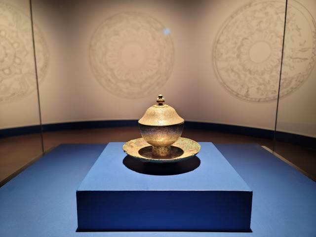 무령왕릉의 왕비 머리맡에서 발견된 뚜껑있는 은잔은 백제인이 추구한 이상향을 보여준다.