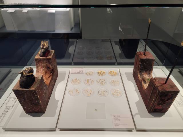 무령왕릉에서 발견된 왕비의 베개와 발받침. 왕비의 치아도 발견돼 함께 전시중이다.