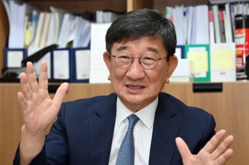 박영렬 한국경영학회장이 13일 서울경제와의 인터뷰에서 "기술 환경이 급변하는 상황에서 규모의 경제는 한계가 있다"며 "선택과 집중을 통해 초격차 기술을 확보하는 전략을 빨리 마련해야 한다"고 강조하고 있다. /이호재 기자