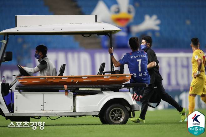 수원 삼성 전세진이 지난 11일 수원월드컵경기장에서 열린 하나원큐 K리그1 2021 29라운드 광주 FC와 경기에서 경기 시작 7분만에 부상으로 실려 나가고 있다.    프로축구연맹 제공
