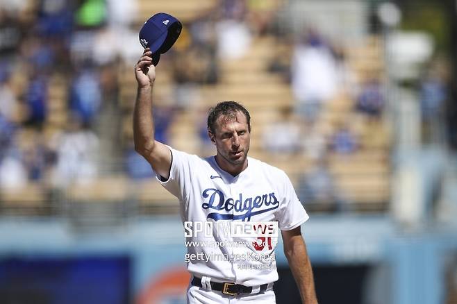 ▲ 13일(한국시간) 개인 통산 3000탈삼진 달성 후 관중 환호에 화답하는 맥스 슈어저.