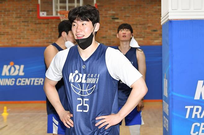 ▲ 하윤기(위)와 이정현(아래). 각각 빅맨, 가드 최대어로 이번 드래프트 1순위 후보로 꼽힌다 ⓒ KBL