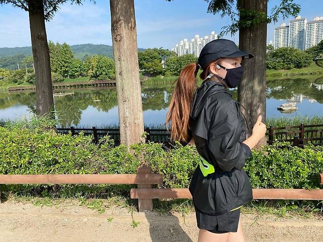 On the afternoon of the 12th, Jin Tae-hyun said to his instagram, Today I am running my wife and walking. I am rehabilitating my pelvic waist,My wife always takes care of me. He left an additional hashtag, # Everyone Goddess, my wife is a Goddess, and # Everyone is running and the world looks different.The photo shows the picture of Park Si-eun taken by Jin Tae-hyun and the back of Jin Tae-hyun taken by Park Si-eun.The two couples who are constantly exercising together gather the attention of many people.On the other hand, Jin Tae-hyun, who was born in 1981 and is 40 years old, made his debut as MBC 30th Bond Talent in 2001 and marriages with Park Si-eun, an actress who is one year old in 2015.She has a daughter, Park Davida, a college student.Photo: Jin Tae-hyun Instagram