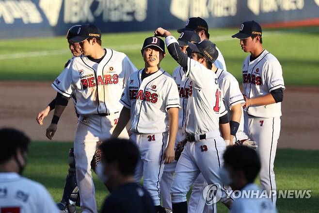 두산, 힘겨운 승리 (서울=연합뉴스) 신준희 기자 = 12일 잠실야구장에서 열린 프로야구 두산과 LG의 경기가 두산의 8대5 승리로 끝났다.
    경기를 마친 두산 선수들이 기쁨을 나누고 있다. 2021.9.12 hama@yna.co.kr