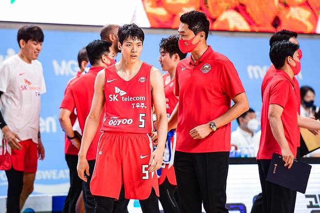 김선형과 대화하는 전희철 감독 [KBL 제공. 재판매 및 DB 금지]