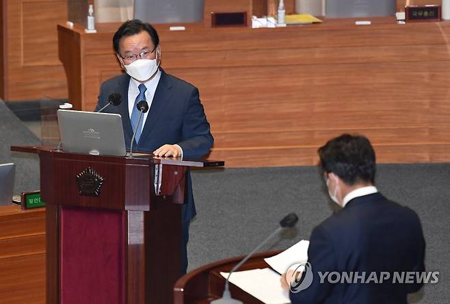답변하는 김부겸 국무총리 (서울=연합뉴스) 안정원 기자 = 김부겸 국무총리가 13일 오후 국회 본회의에서 열린 정치 분야 대정부 질문에 출석, 국민의힘 권성동 의원의 질의에 답변하고 있다. 2021.9.13 [국회사진기자단] jeong@yna.co.kr