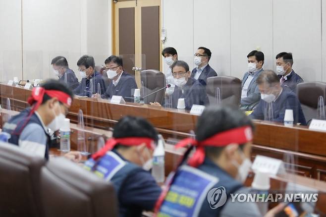 서울교통공사 노사 최종교섭 난항 (서울=연합뉴스) 서울교통공사 노조가 예고한 서울 지하철 파업을 하루 앞둔 13일 오후 서울 성동구 서울교통공사 본사에서 최종교섭에 나선 노사가 협상을 하고 있다. 
    핵심 쟁점인 구조조정안을 놓고 계속 합의점을 찾지 못한 노사는 일단 회의를 중단시킨 뒤 오후 7시 30분께 속개하기로 했다. 2021.9.13 [서울교통공사 제공. 재판매 및 DB 금지] photo@yna.co.kr