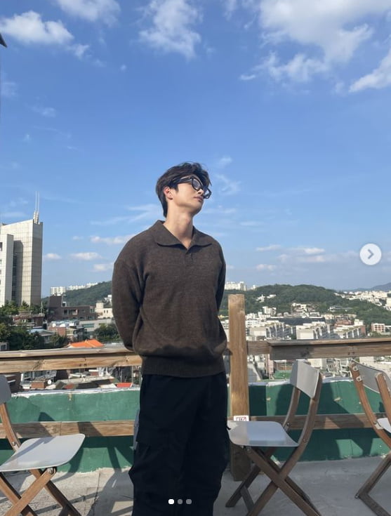 Singer and Actor Seo In-guk has reported on the latest.Seo In-guk posted three photos on his instagram on the 13th without any comment.In the open photo, there was a picture of Seo In-guk posing in the roof top with an expressionless face.On the other hand, Seo In-guk appeared on TVN One day, the destruction came into my house.Photo: Seo In-guk SNS