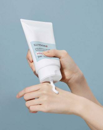 일리윤, 세라마이드 아토 라인 업그레이드 출시. 아모레퍼시픽 제공.