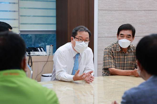 지역 농·축협 조합장들과 이야기하는 조광한 시장.(사진=남양주시 제공)