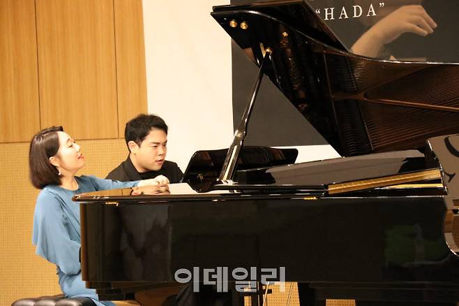 피아노 듀오 신박(신미정·박상욱)이 14일 서울 서초구 코스모스아트홀에서 열린 데뷔앨범 ‘하다’ 발매 기념 기자간담회에서 피아노를 연주하고 있다. (사진=WCN코리아)