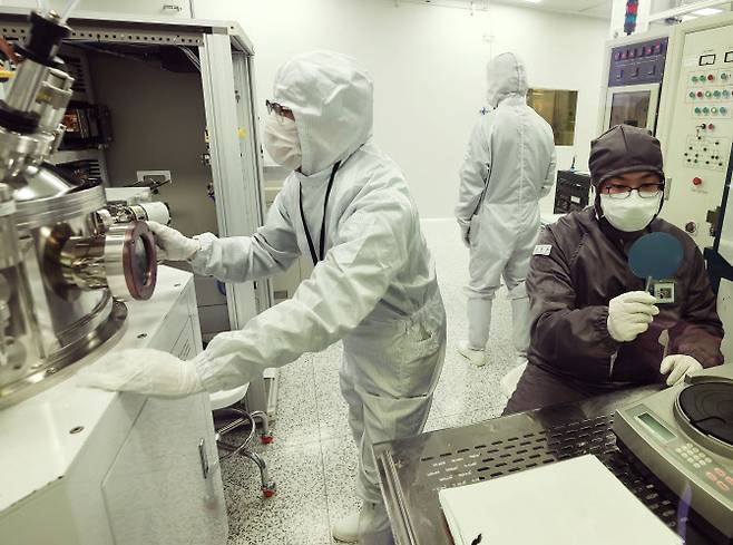 서울대 반도체공동연구소에서 연구진이 반도체 웨이퍼 표면을 검사하고 있다. (사진=연합뉴스)