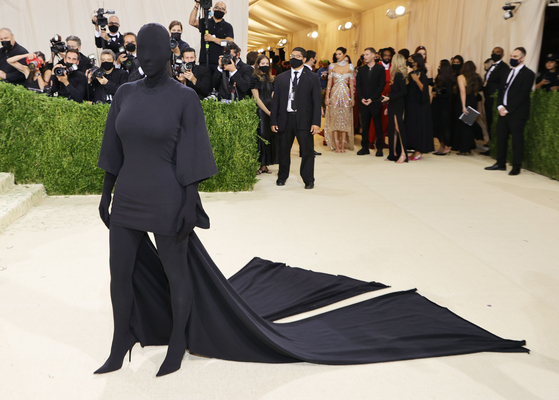 미국 뉴욕에서 열린 '멧 갈라'에 얼굴까지 모두 가린 의상을 입고 등장한 할리우드 스타 킴 카다시안 〈사진=연합뉴스〉
