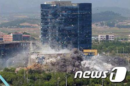 북한 노동당 기관지 노동신문은 17일 2면에 개성의 남북 공동연락사무소 폭파 현장을 공개했다. [국내에서만 사용가능. 재배포 금지. DB 금지. For Use Only in the Republic of Korea. Redistribution Prohibited] rodongphoto@news1.kr