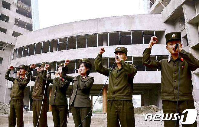 (평양 노동신문=뉴스1) = 북한 노동당 기관지 노동신문은 13일 평양시 1만 세대 살림집 건설장과 보통강 강안 다락식 주택구건설장, 검덕지구 살림집 건설장 등에서 완공의 날을 향해 계속 전진하고 있다고 보도했다. [국내에서만 사용가능. 재배포 금지. DB 금지. For Use Only in the Republic of Korea. Redistribution Prohibited] rodongphoto@news1.kr