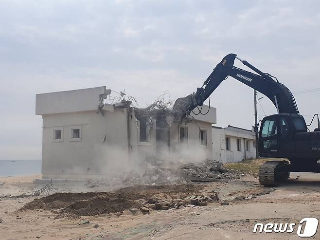 육군 50사단 공병대대가 경북 포항시 북구 화진훈련장에 있는 건물을 철거하고 있다.(육군 50사단 제공)2021.9.14/© 뉴스1