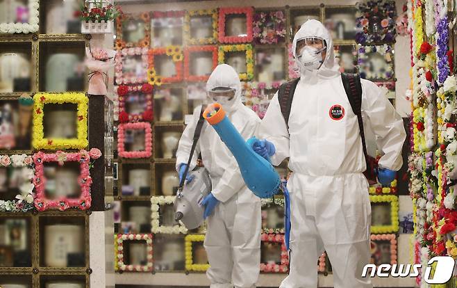 14일 오전 경기도 수원시 영통구 수원시연화장 추모의집에서 수원도시공사 직원들이 방역 작업을 하고 있다. 수원시연화장은 9월 6일부터 10월 10일까지 사전 예약제로 추모객들을 받으며 미예약자들은 입장 가능 인원수에 따라 입장에 제한이 있을 수 있다. 2021.9.14/뉴스1 © News1 김영운 기자