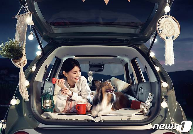 현대자동차가 엔트리 SUV '캐스퍼'의 주요 사양과 내장 디자인, 가격을 공개하고 온라인 얼리버드 예약(사전계약)을 시작한다고 14일 전했다. 개성을 살린 내·외장 디자인과 컬러, 용도에 따라 실내 공간 조절이 가능한 시트, 첨단 운전자 보조시스템과 앞좌석 센터 사이드 에어백 기본 적용으로 안전성 확보, 운전자 중심의 편의 사양 탑재 등이 특징이다.(현대차 제공) © 뉴스1