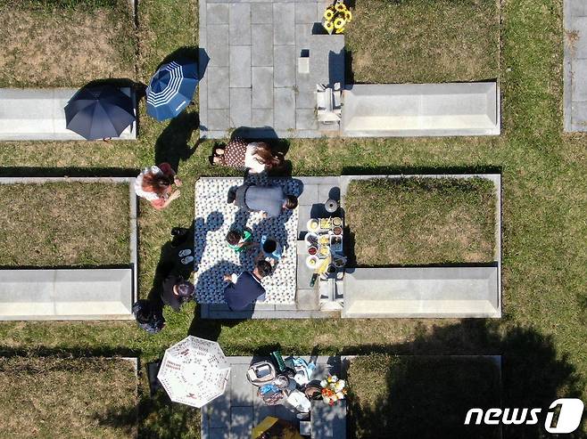 추석을 일주일여 앞둔 12일 인천 부평구 인천가족공원을 찾은 시민들이 성묘를 하고 있다. 인천가족공원은 코로나19 확산에 따라 추석 연휴기간인 9월18일부터 22일까지 화장장을 제외한 전 시설을 폐쇄한다. 2021.9.12/뉴스1 © News1 성동훈 기자