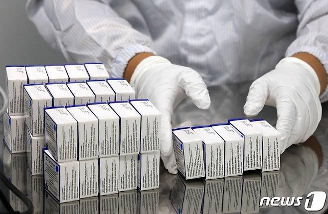 16일 강원 춘천시 거두농공단지 내 한국코러스 생산라인에서 직원이 러시아산 신종 코로나바이러스 감염증(코로나19) 백신 '스푸트니크 V'를 생산하고 있다. 2021.7.16/뉴스1 © News1 구윤성 기자