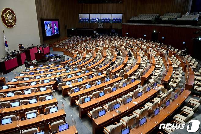 14일 오후 서울 여의도 국회에서 열린 제 5차 본회의 외교·통일·안보 분야 대정부질문에서 여야 의원들의 의석이 대부분 비어있다. 2021.9.14/뉴스1 © News1 이동해 기자