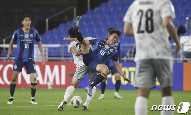 14일 오후 울산 문수축구경기장에서 열린 프로축구 아시아축구연맹 챔피언스리그(ACL) 16강 울산현대와 가와사키 프론탈레의 경기에서 울산 윤빛가람이 가와사키 치넨과 볼경합을 벌이다 넘어지고 있다. 2021.9.14/뉴스1 © News1 윤일지 기자