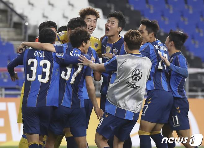 14일 오후 울산 문수축구경기장에서 열린 프로축구 아시아축구연맹 챔피언스리그(ACL) 16강 울산현대와 가와사키 프론탈레의 경기에서 승부차기 접전 끝에 울산이 가와사키에 3대 2로 승리했다. 승리한 울산 선수들이 환호하고 있다. 2021.9.14/뉴스1 © News1 윤일지 기자