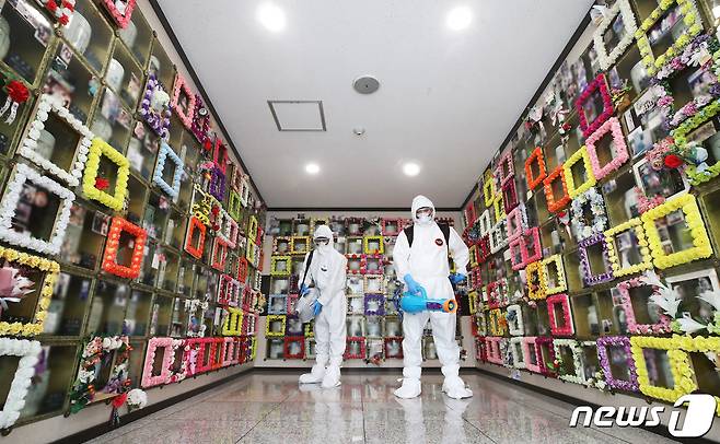 14일 오전 경기도 수원시 영통구 수원시연화장 추모의집에서 수원도시공사 직원들이 방역 작업을 하고 있다. 수원시연화장은 9월 6일부터 10월 10일까지 사전 예약제로 추모객들을 받으며 미예약자들은 입장 가능 인원수에 따라 입장에 제한이 있을 수 있다. 2021.9.14/뉴스1 © News1 김영운 기자
