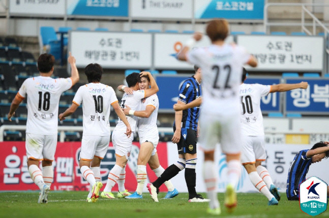 제주 이창민(가운데)이 11일 인천전에서 역전골을 넣고 동료들과 기쁨을 나누고 있다. 제공 | 한국프로축구연맹