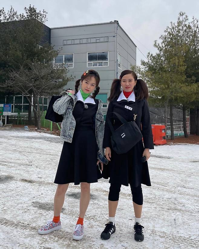 Actor Jeon So-min has unveiled a couple of looks with Yang Se-chan.Jeon So-min posted several photos on his Instagram on Friday.Inside the photo is a memory of Jeon So-mins SBS Running Man: while filming, he took pictures with the members, stored memories, and shared them with fans.Jeon So-min is dressed in a couple of pairs with Yang Se-chan and a name tag reading Newlyweds.Unlike Yang Se-chan, who is building Smile while posing V, Jeon So-min, who is showing a chic look, attracts attention.In addition, Jeon So-min posted a picture of Song Ji-hyo in an old style uniform and hanbok.So, from the Sensei Force to the shy Smile, the appearance of Jeon So-min and Song Ji-hyo, who are proud of their beauty in various charms, focused their attention.Meanwhile, Jeon So-min is appearing on SBS Running Man and tvN Six Sense 2.