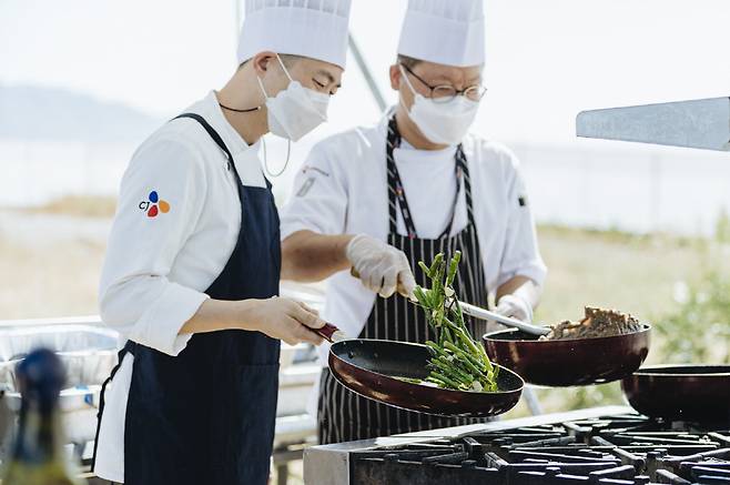 지난해 더 CJ 컵에서 선수 식사를 준비하고 있는 비비고 셰프들. 사진제공=스포티즌