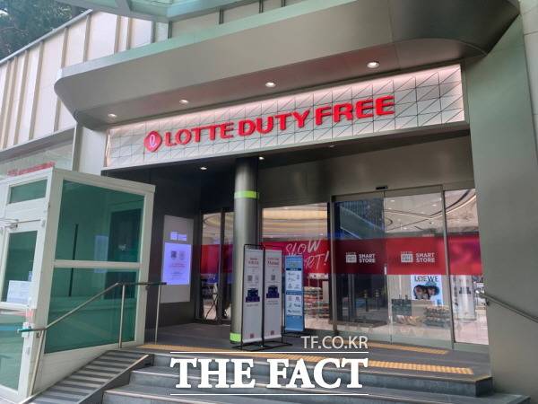 롯데면세점이 130여 개 브랜드 상품을 최대 80%까지 할인해 판매하는 '럭셔리 쇼핑 페스타'를 개최한다. 사진은 롯데면세점 명동점 모습. /한예주 기자