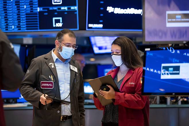 미국 뉴욕 증권거래소의 입회장에서 트레이더들이 업무를 처리하고 있다. /연합뉴스