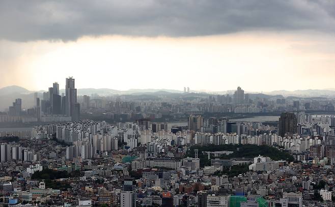 지난 8월 8일 오후 서울타워에서 바라본 서울 및 경기도 아파트 모습. /연합뉴스
